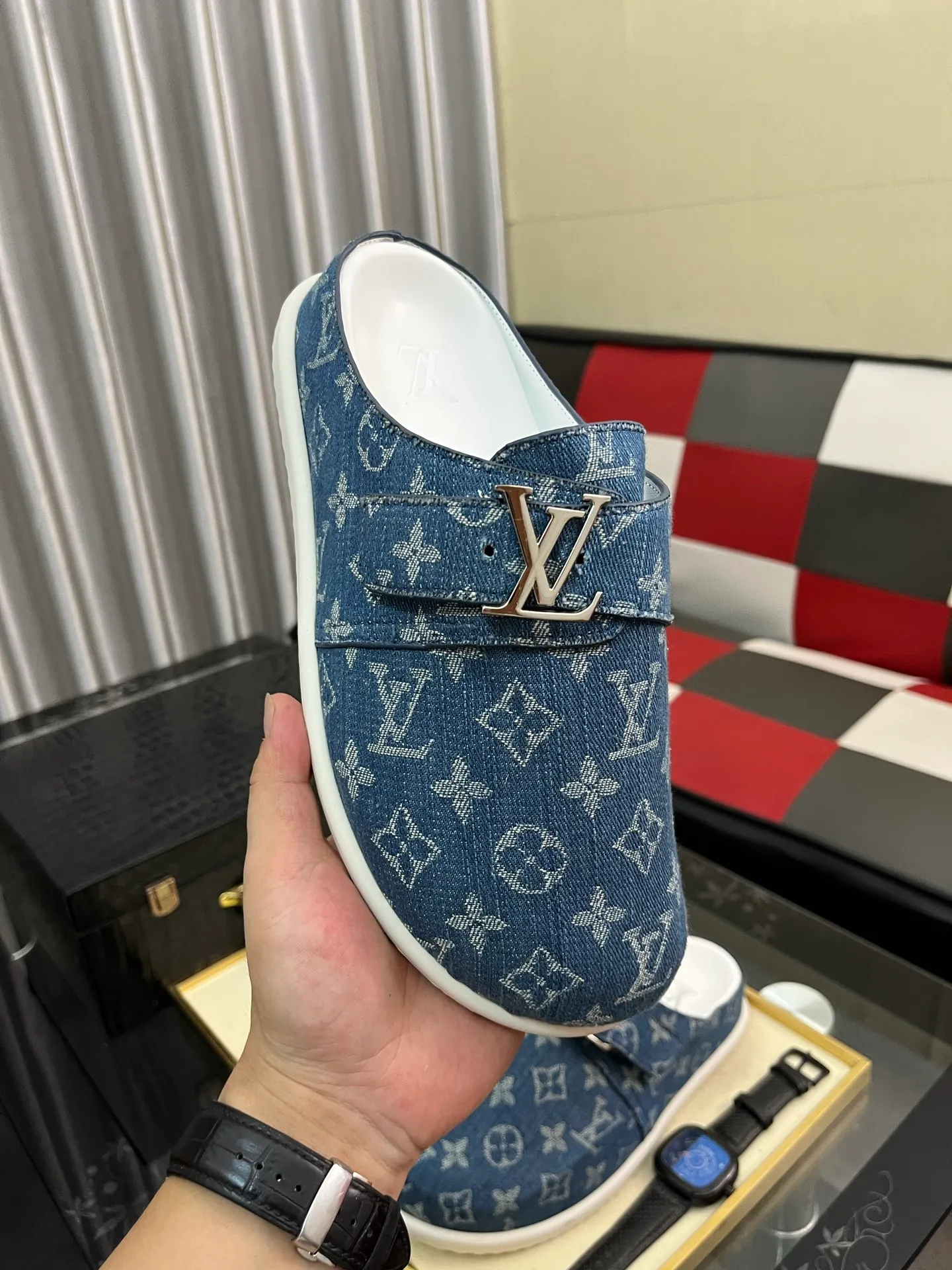 Men's shoes 💰380⌚️⌚️2025 new men's casual sandals and slippers, made of suede cow leather, with Monogram pattern to highlight the trendy style. Adjustable straps illuminated with LV letters, while a resilient insole and micro outsole provide lightweight comfort. Made of suede cow leather with embossed Monogram pattern and brand element metal hardware✅Adjustable straps➕Tough insole‼ ️Micro outsole. Comfortable and easy to wear‼ ️size: 38-443️⃣Colors available